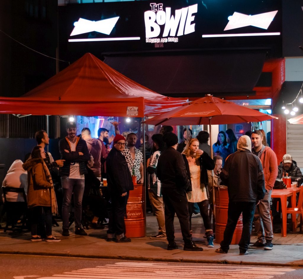 The Bowie: bar de Curitiba realiza festa de aniversário de David Bowie