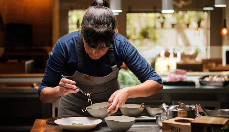 Manu está entre os paranaenses que estão na lista de cem melhores restaurantes do Brasil 2025 da Revista Exame